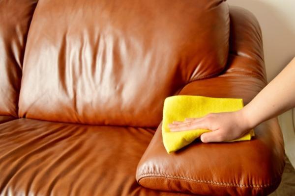 Nước sẽ là cách tẩy mực bút bi trên da sofa hữu hiệu bởi khả năng pha loãng màu mực