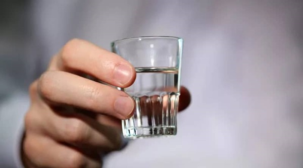 Sử dụng rượu trắng cũng là cách làm xử lý vết nấm mốc hiệu quả
