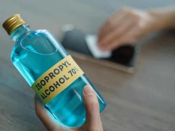 Dùng dung môi Isopropyl alcohol để làm sạch các vết mốc