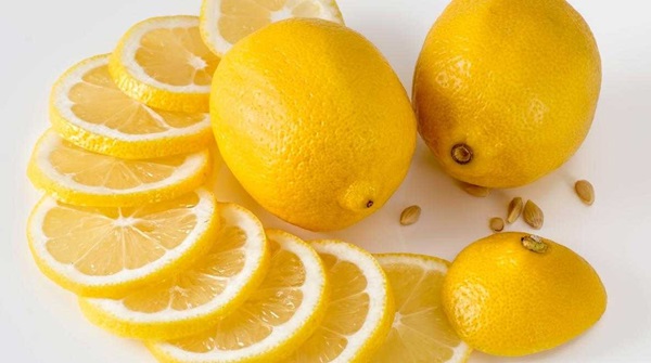 Cách làm sạch ghế da bị mốc hiệu quả là dùng chanh