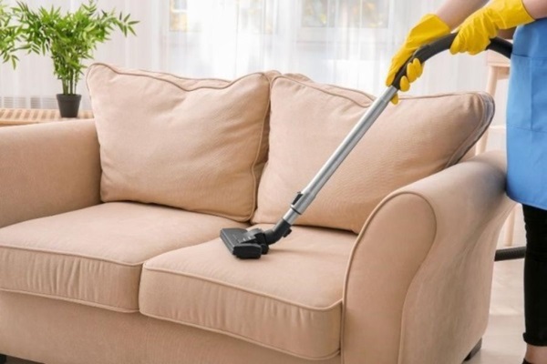 Dùng máy hút bụi để loại bỏ nhanh vết bẩn và mùi hôi khó chịu