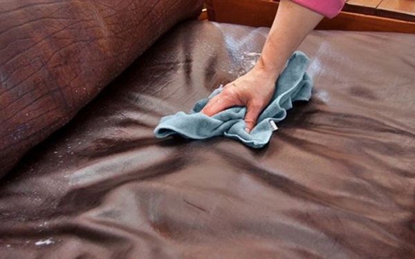 Dùng giấm là một trong những cách làm sạch ghế da bị mốc nhanh chóng