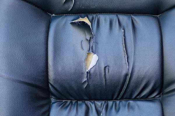 Có nhiều nguyên nhân khiến ghế sofa da bị rách