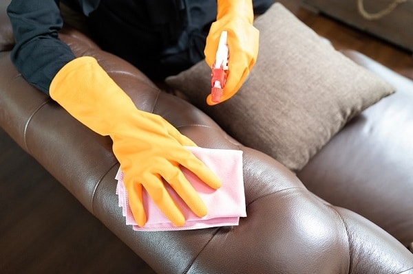 Cần làm sạch bề mặt ghế sofa trước khi vá