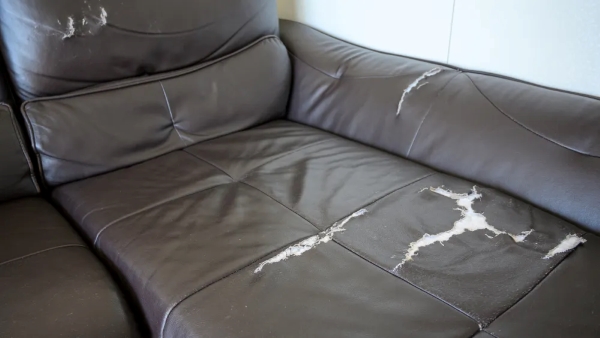 Đối với các vết rách sofa lớn thì không nên dùng miếng dán